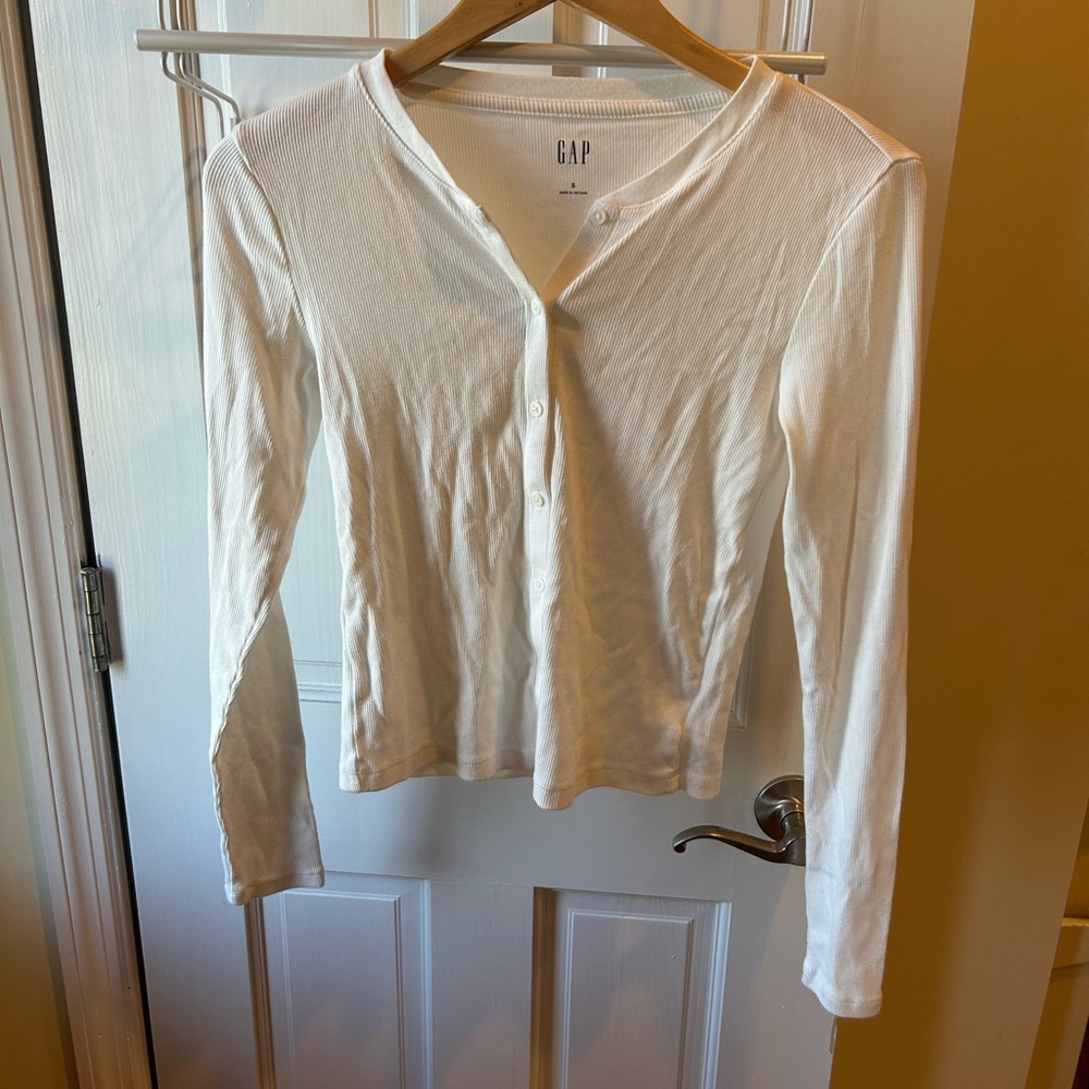 GAP Women's Classic White Button Down Shirt